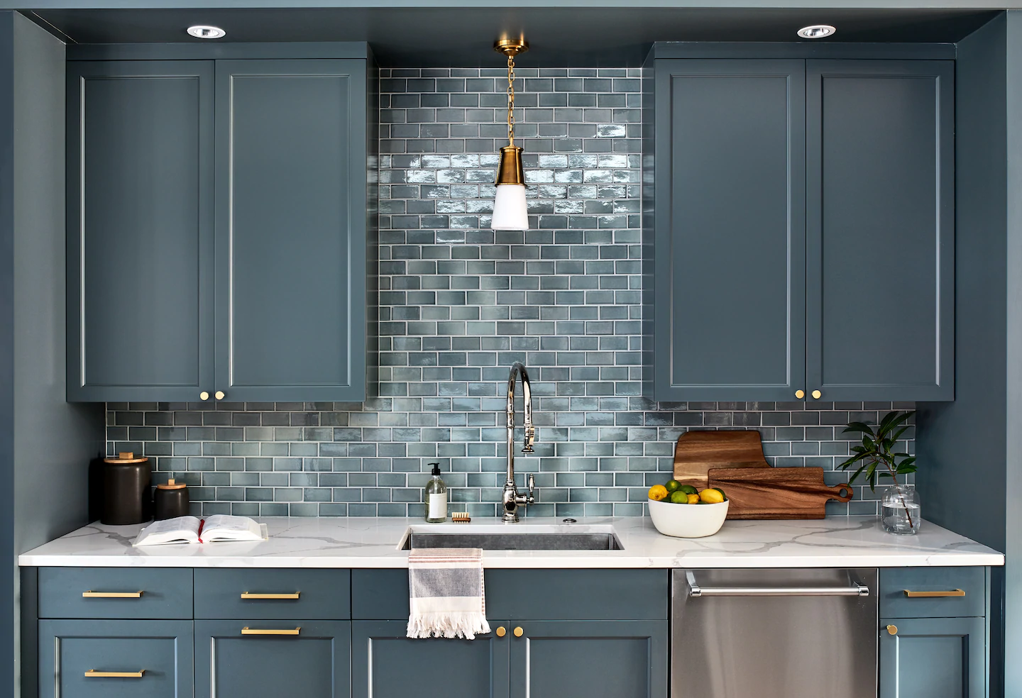 How to mix metal finishes in kitchen hardware How to mix metal finishes in kitchen hardware